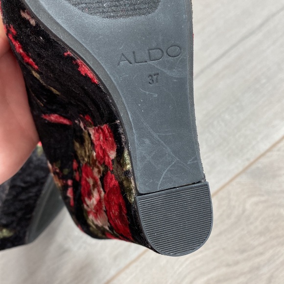 New ALDO platform velvet floral wedge shoes - Picture 3 of 7